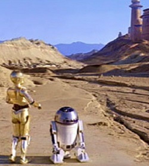 C3PO and R2D2 approaching Jabba's palace